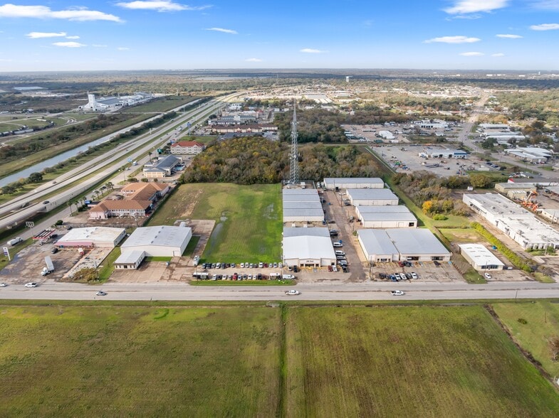 More Photos Of 734 S Main St, Clute Warehouse For Sale