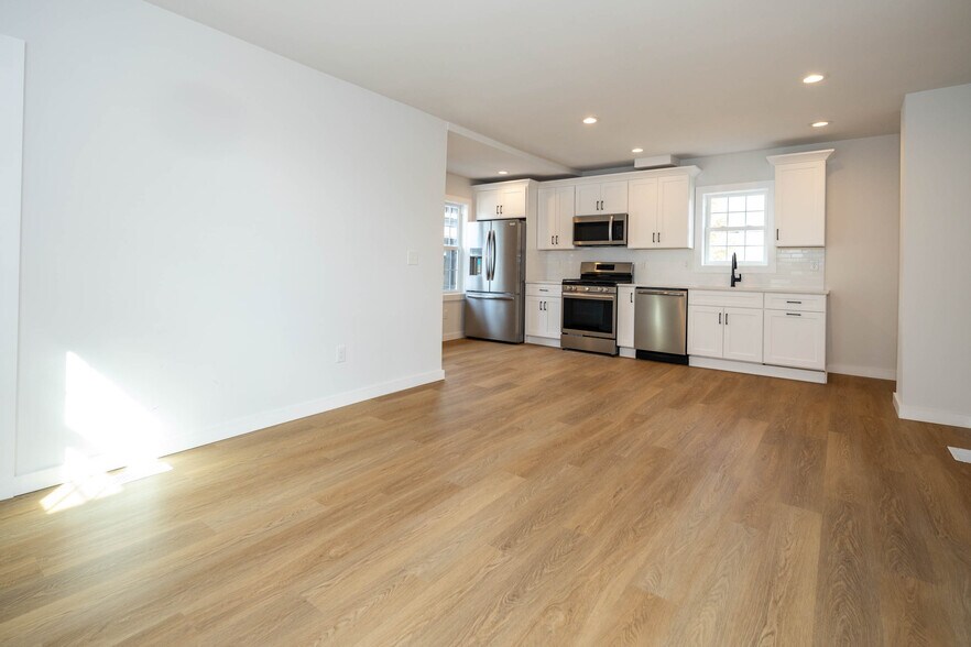 More Photos Of 12 Jansen Ave, Woodbridge Warehouse For Sale
