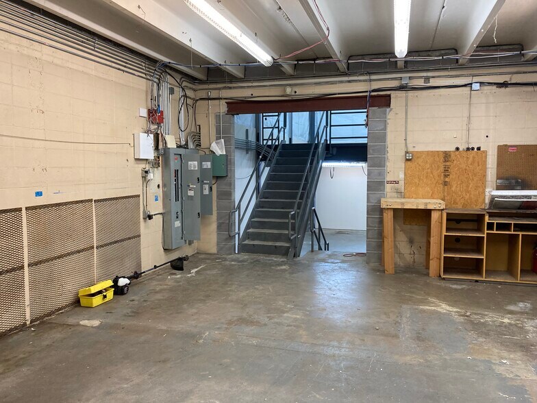 More Photos Of 1804 W 6th St, Lawrence Freestanding For Sale