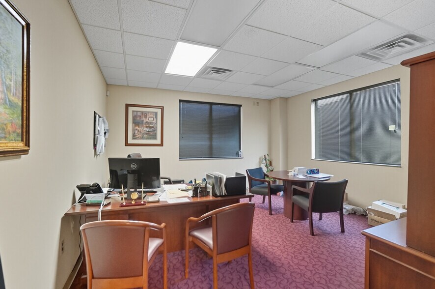 More Photos Of 916-920 W Market St, Lima Medical For Sale