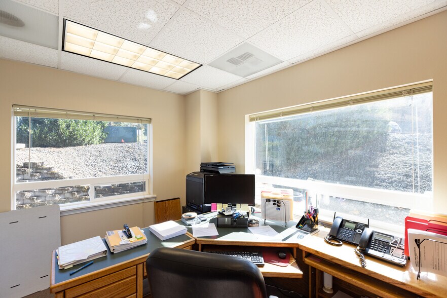 More Photos Of 200 N Wasco Ct, Hood River Warehouse For Lease