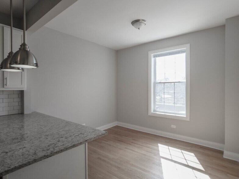 More Photos Of 4401-4403 N Clark St, Chicago Apartments For Lease