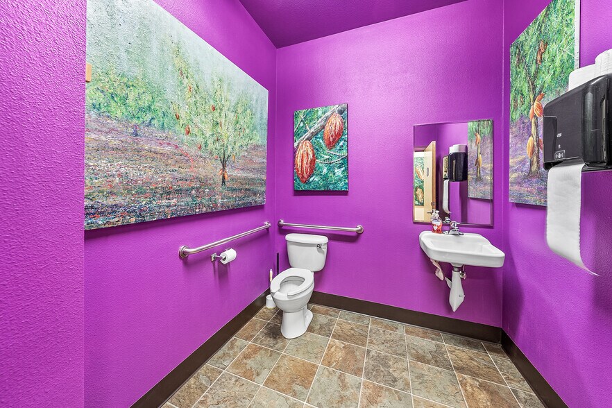 More Photos Of 211 Front St, Central Point General Retail For Sale