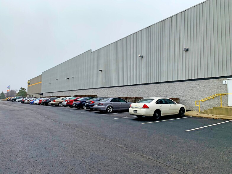 More Photos Of 501 W New Rd, Greenfield Warehouse For Lease