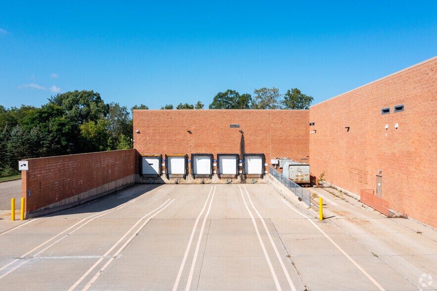 More Photos Of 32625 Northwestern Hwy, Farmington Hills General Retail For Sale