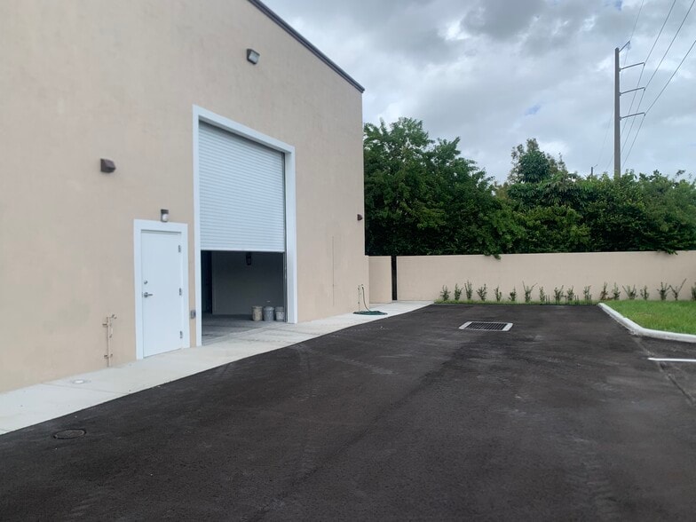 More Photos Of 684 SW 7th Ter, Dania Beach Warehouse For Lease