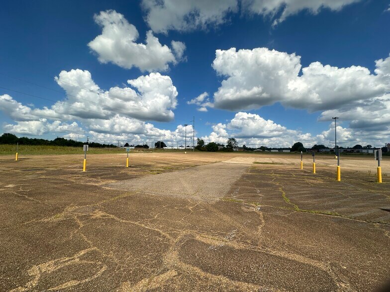 More Photos Of 124 Winchester Dr, West Point General Retail For Sale