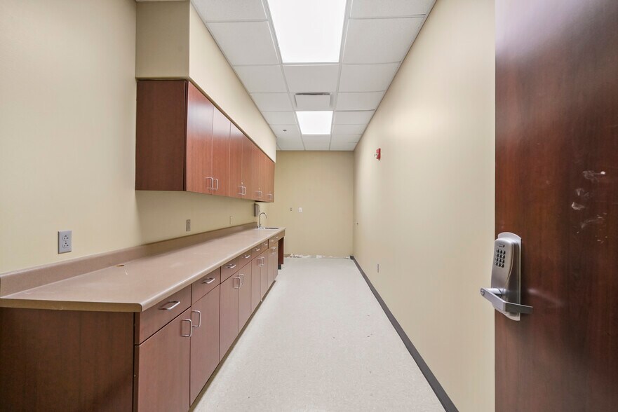 More Photos Of 27126 Northwest Fwy, Cypress Freestanding For Lease