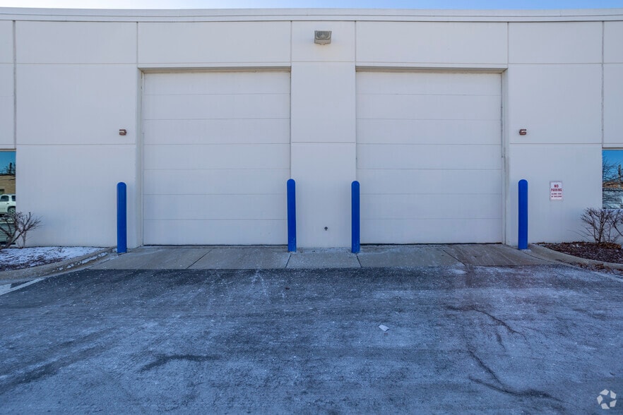 More Photos Of 351-425 Country Club Dr, Bensenville Warehouse For Lease