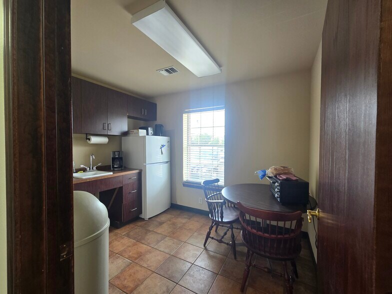 More Photos Of 9289 Huntington Sq, North Richland Hills Office For Lease