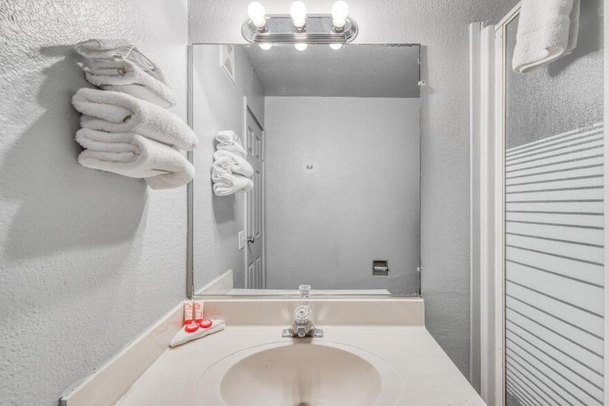 More Photos Of 9638 Plainfield St, Houston Hotel For Sale
