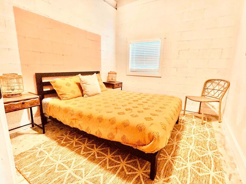 More Photos Of 380 SW Amal Dr, Atlanta Freestanding For Sale