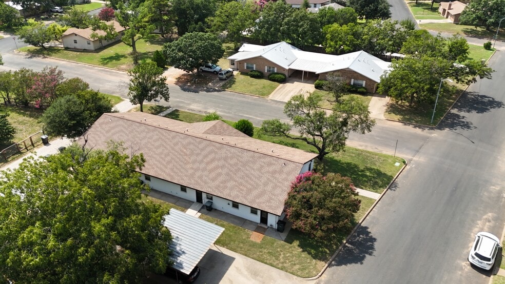 More Photos Of 1405 N Crockett St, Fredericksburg Apartments For Sale