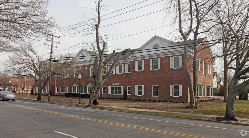 Primary Photo Of 200 W Main St, Babylon Medical For Lease