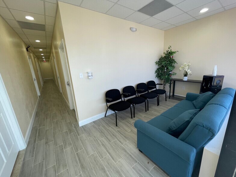 More Photos Of 14100 US Highway 19 N, Clearwater Storefront For Lease