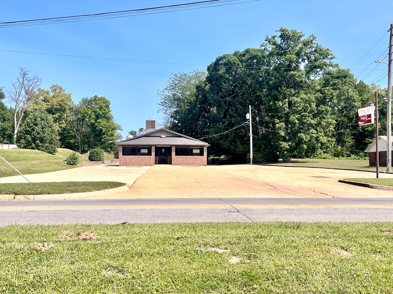 More Photos Of 924 N Main St, Mountain Grove Restaurant For Sale