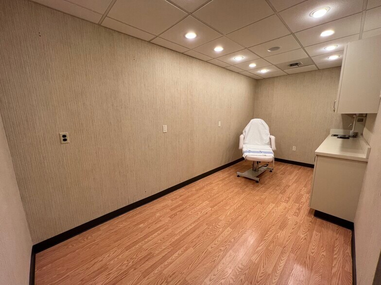 More Photos Of 2 1/2 Dearfield Dr, Greenwich Medical For Lease