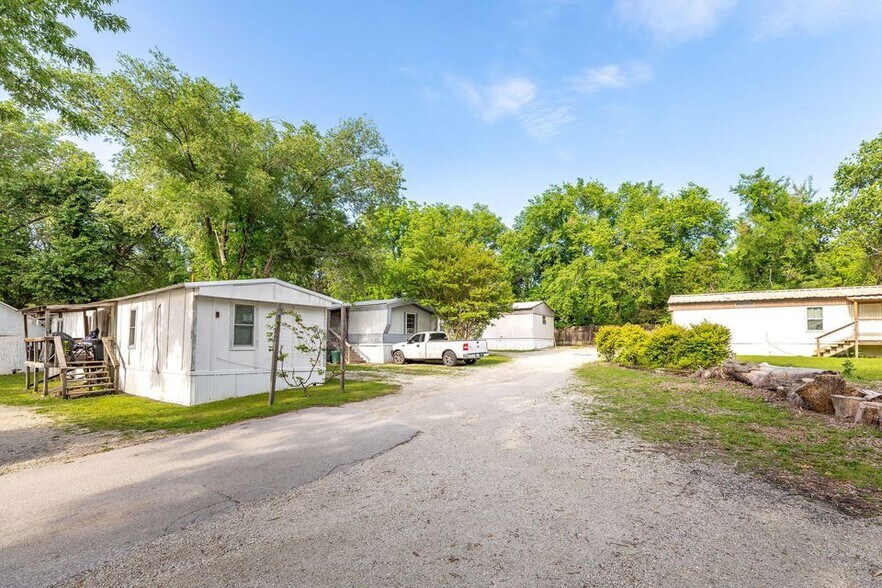 More Photos Of 153 Laclede Ln, Hollister Manufactured Housing Mobile Home Park For Sale