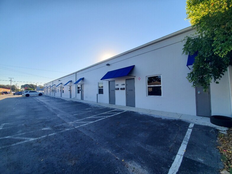 More Photos Of 3161-3181 NE 5th Ave, Oakland Park Self Storage For Lease
