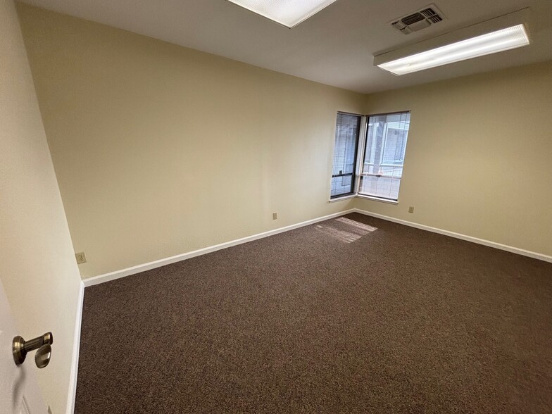 More Photos Of 222 W Lockeford St, Lodi Office For Lease