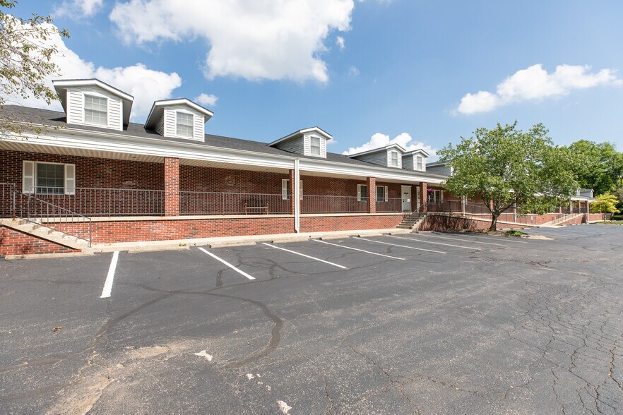 More Photos Of 640 S Walker St, Bloomington Medical For Sale