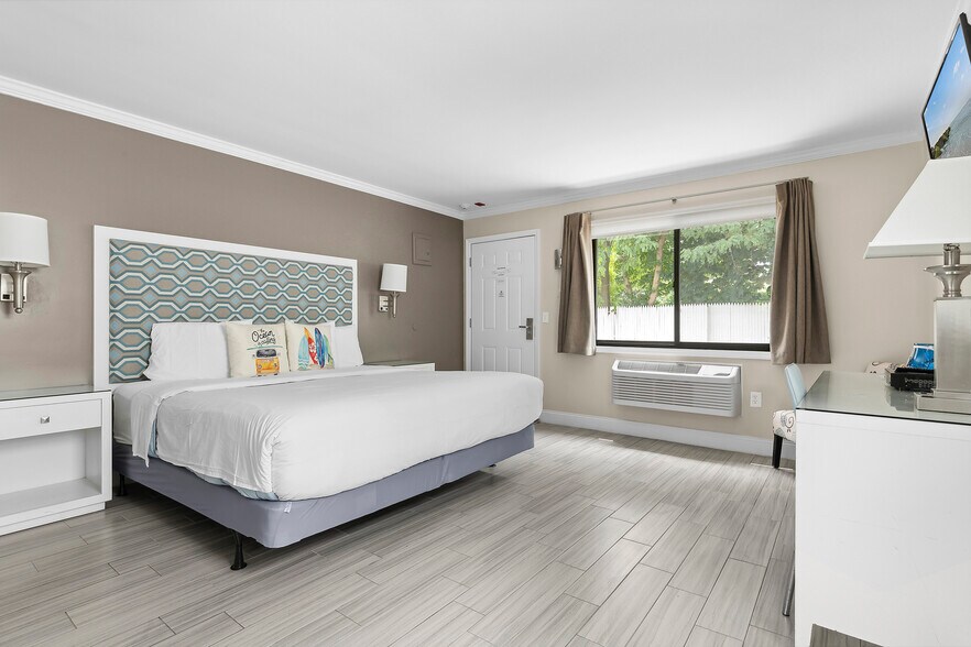 More Photos Of 53 W Tiana Rd, Hampton Bays Hotel For Sale