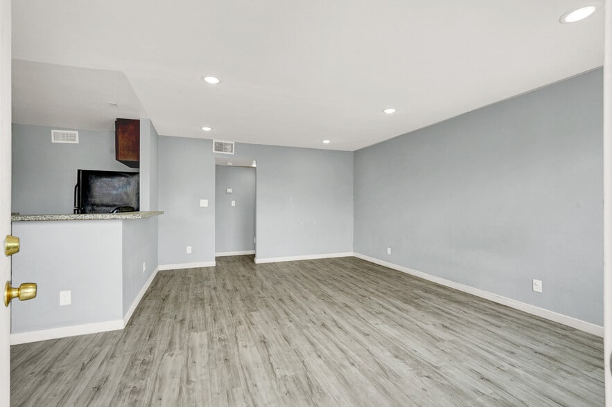 More Photos Of 521 Calcaterra Cir, Las Vegas Apartments For Sale