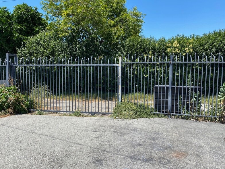 More Photos Of 3707-3711 W Jefferson Blvd, Los Angeles Warehouse For Lease