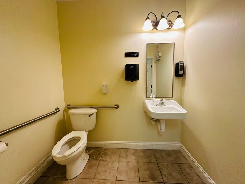 More Photos Of 7545 Centurion Pky, Jacksonville Medical For Lease