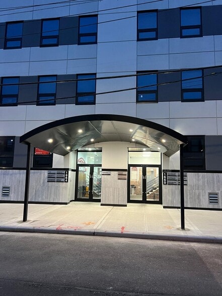 Primary Photo Of 1660-1664 E 14th St, Brooklyn Medical For Lease