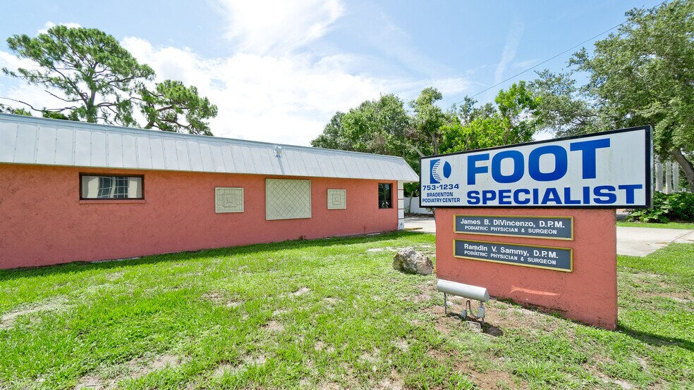 More Photos Of 3003 26th St, Bradenton Medical For Sale