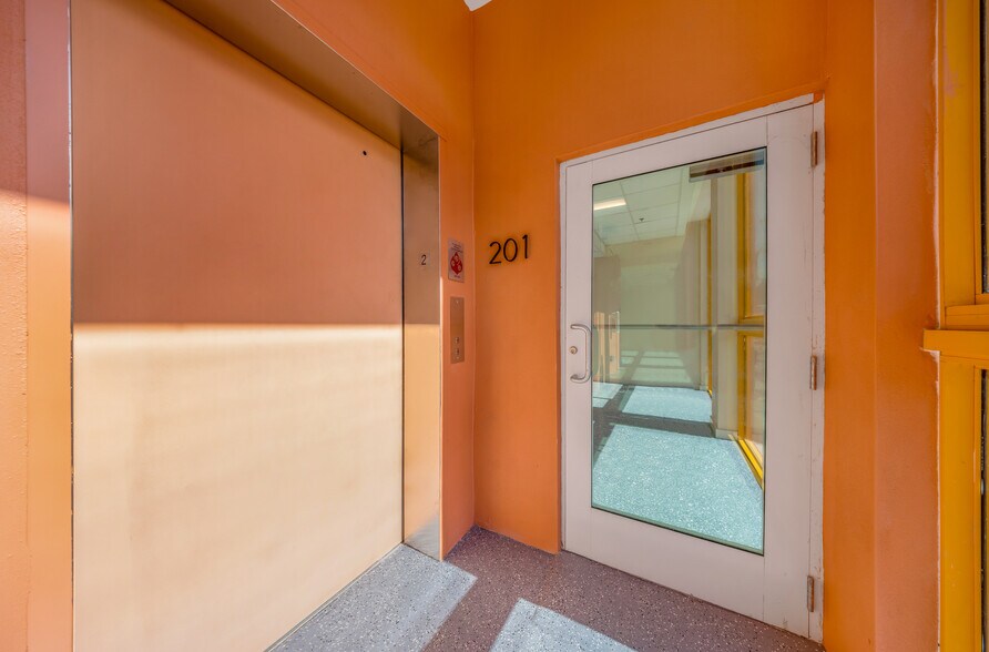 More Photos Of 123 NW 14th st, Miami Flex For Lease