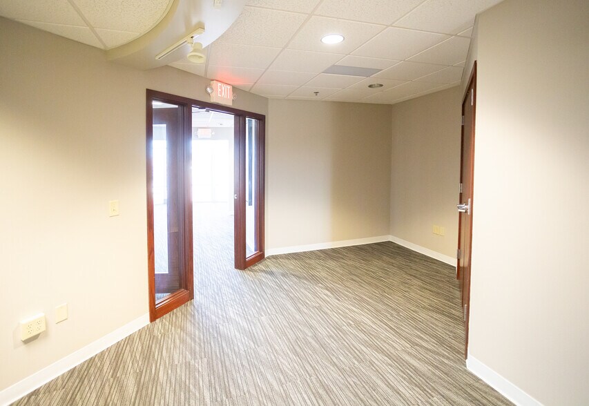More Photos Of 19105 W Capitol Dr, Brookfield Medical For Lease