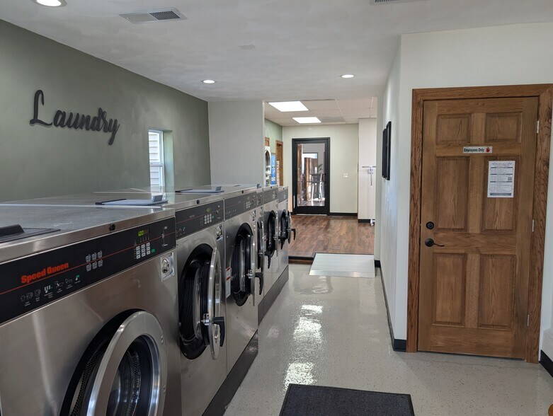 More Photos Of 518 W Main St, Kirkland Freestanding For Sale