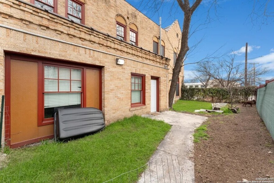 More Photos Of 2323 Buena Vista St, San Antonio Freestanding For Sale