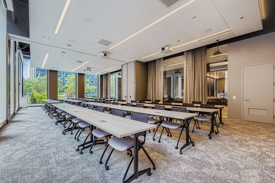 More Photos Of 222 S Riverside Plz, Chicago Office Residential For Lease