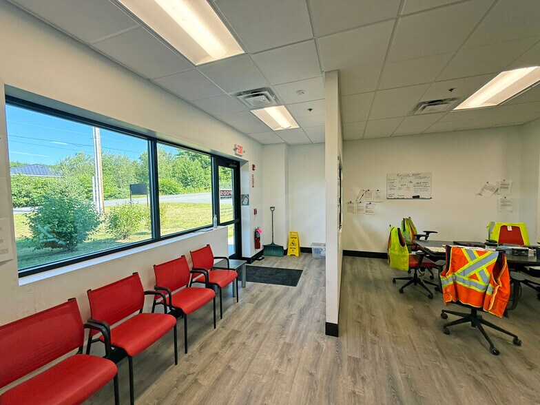 More Photos Of 6 Commerce St, Gardiner Manufacturing For Lease