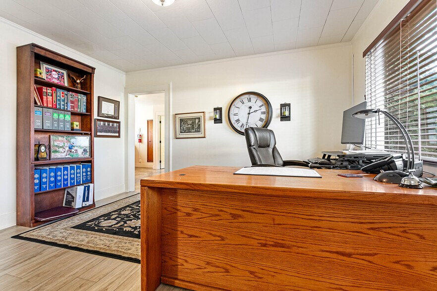 More Photos Of 709 Grover St, Lynden Office For Sale