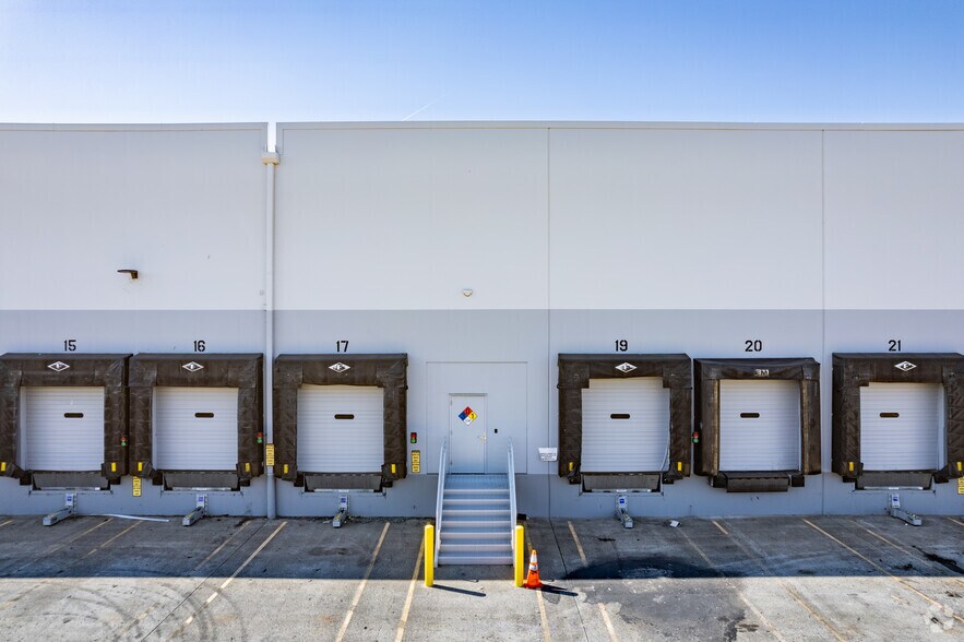 More Photos Of 6204-6210 N Marine Dr, Portland Distribution For Lease