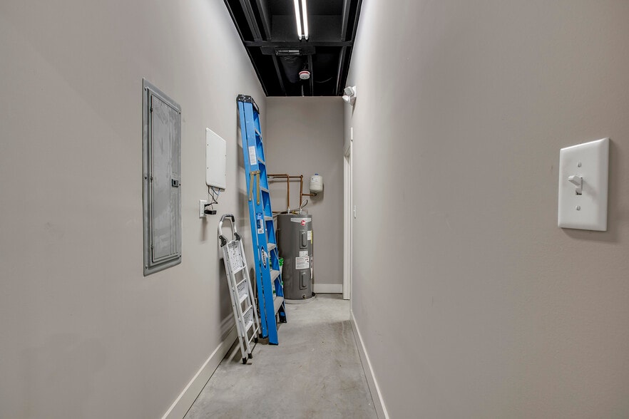 More Photos Of 145 US-70, Lenoir City Flex For Lease