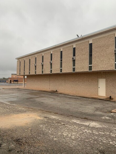 More Photos Of 598 Westwood Dr, Abilene Office For Lease