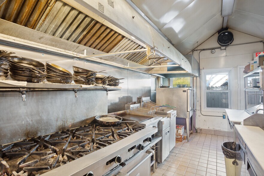 More Photos Of 63 S Euclid Ave, Montauk Restaurant For Sale