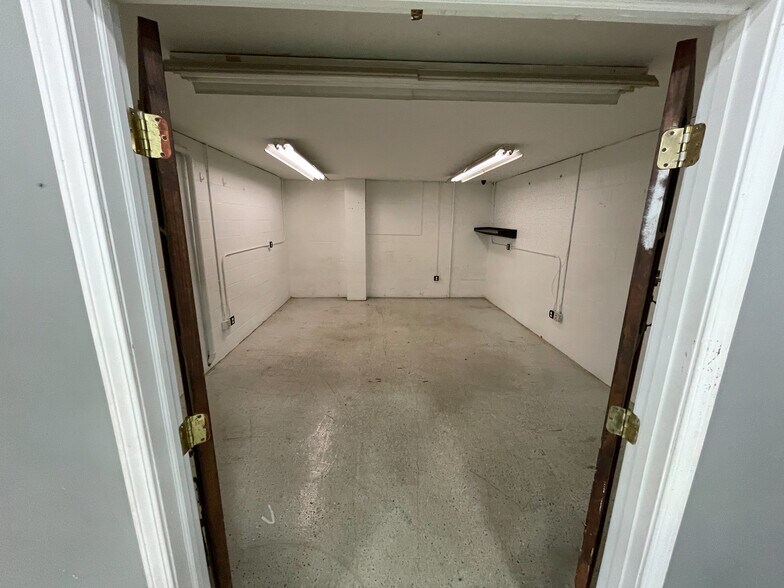 More Photos Of 1371 Saw Mill Run Blvd, Pittsburgh Warehouse For Lease