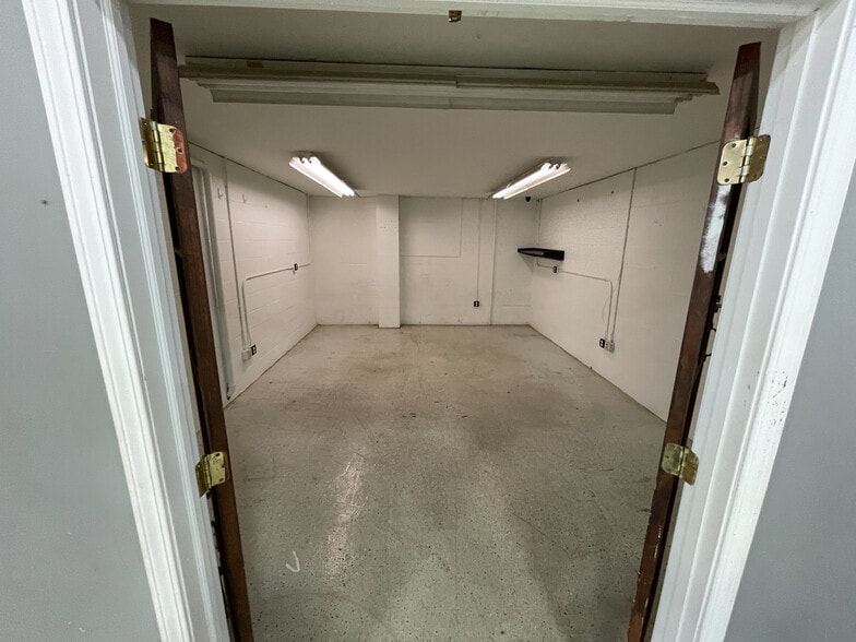 More Photos Of 1371 Saw Mill Run Blvd, Pittsburgh Warehouse For Sale