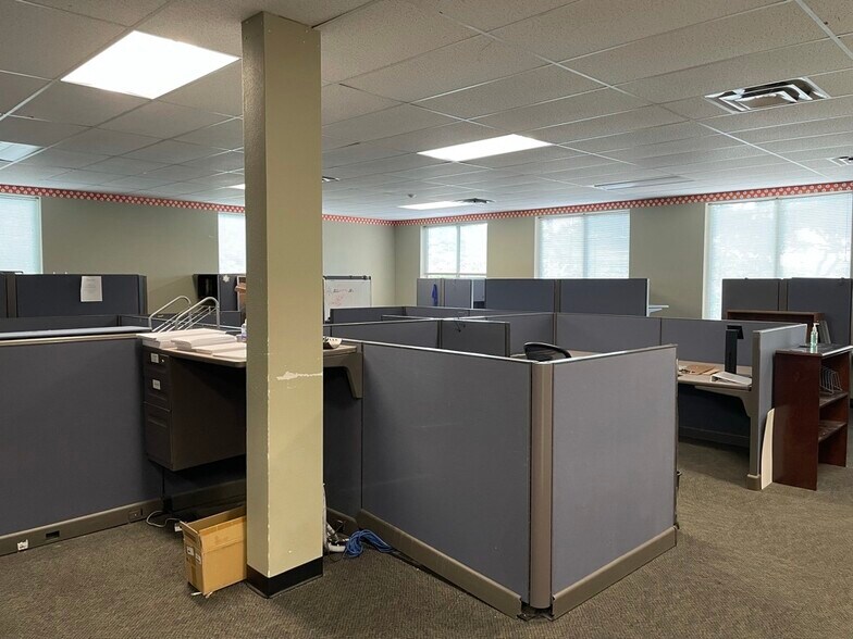 More Photos Of 6615 Vaught Ranch Rd, Austin Office Residential For Lease