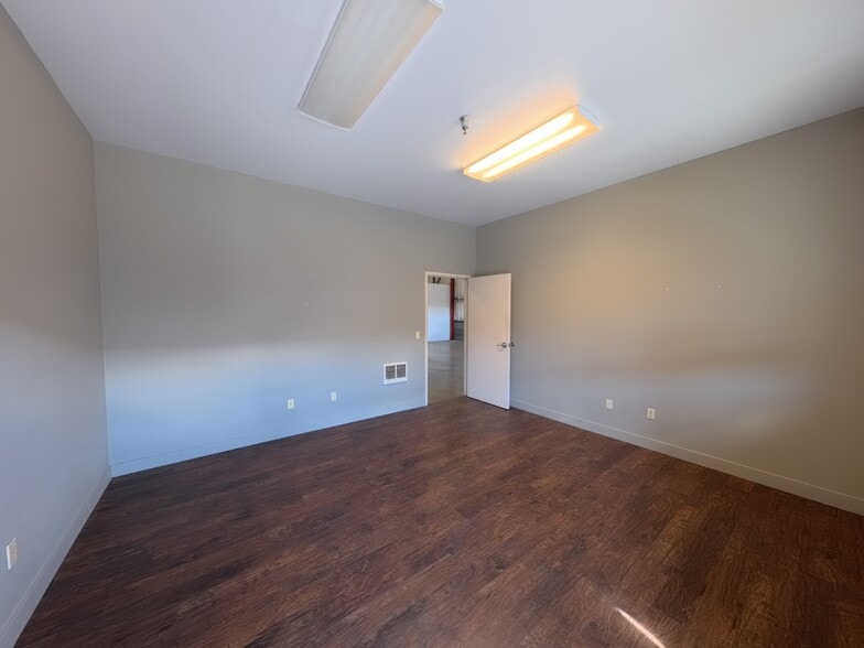 More Photos Of 615 SE Glenwood Dr, Bend Unknown For Lease