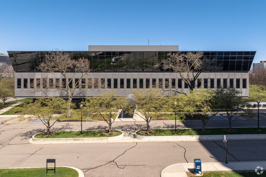 More Photos Of 25900 Northwestern Hwy, Southfield Office For Lease