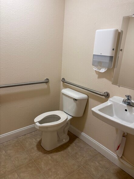 More Photos Of 17245 Bonnie Ave, Port Charlotte Office For Sale