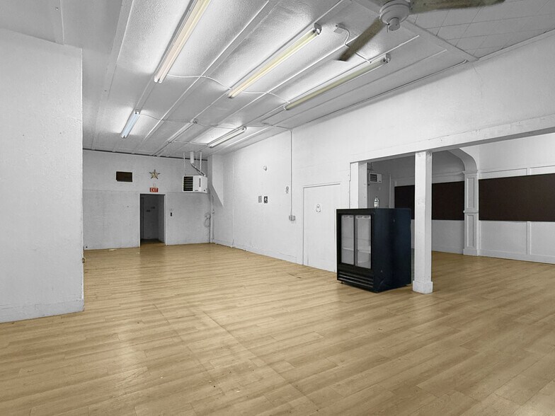 More Photos Of 2102 E 14th St, Des Moines General Retail For Sale