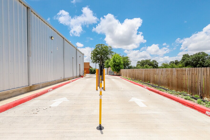 More Photos Of 1427 Bandera Rd, San Antonio Storefront For Lease